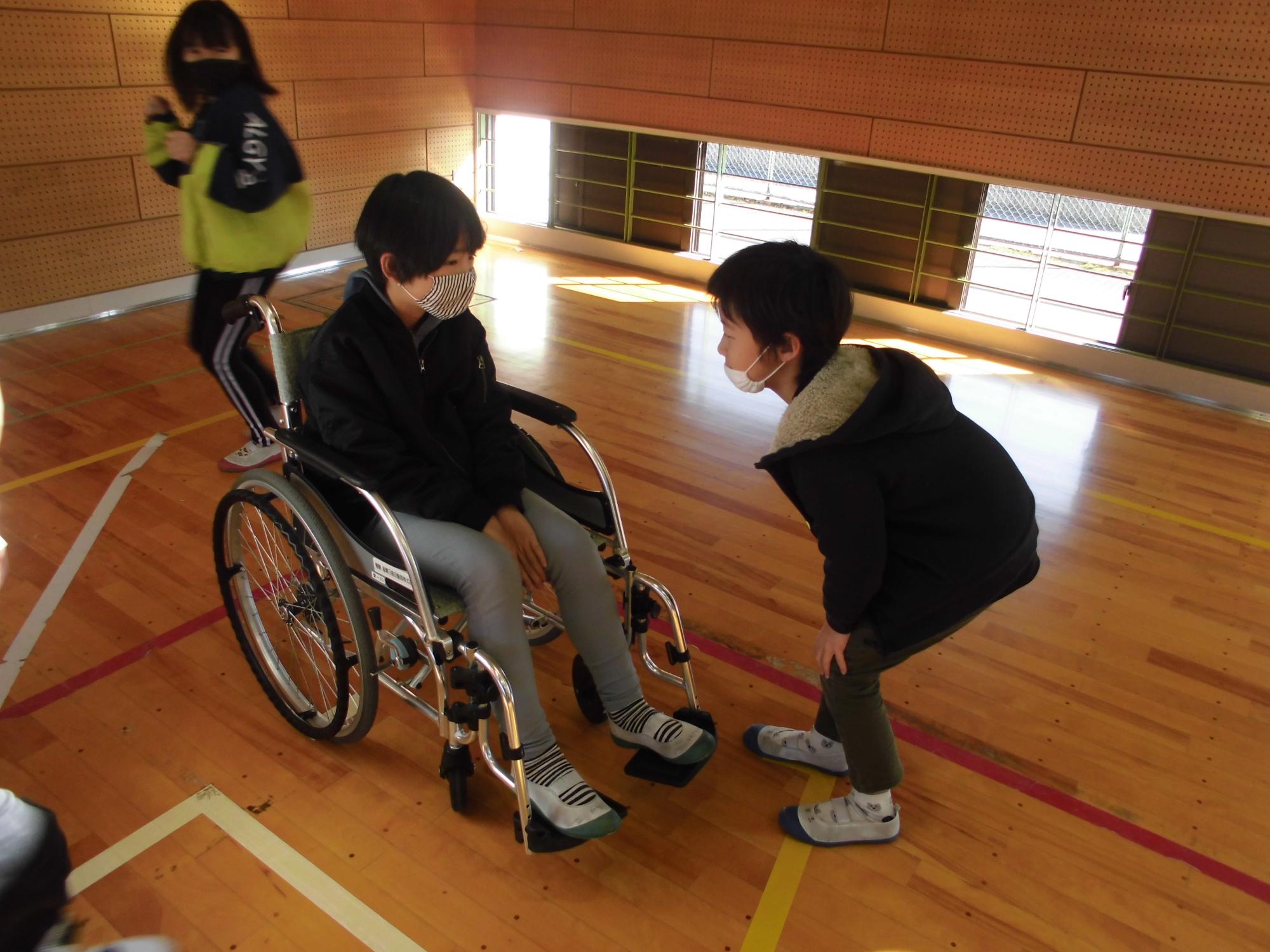 「手助けしましょうか」とまず声をかけましょう。