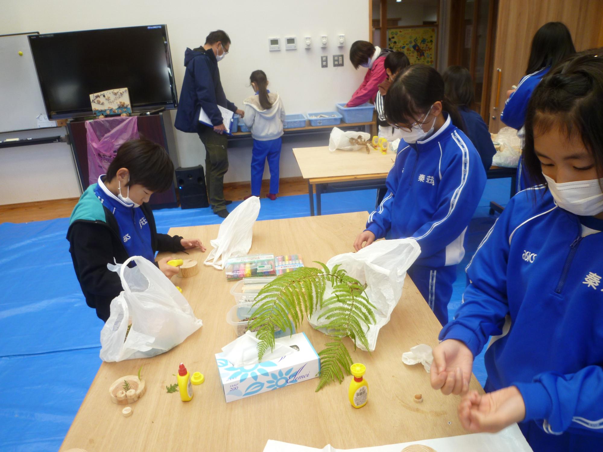 木切れを使って、オブジェを作る子どもたち