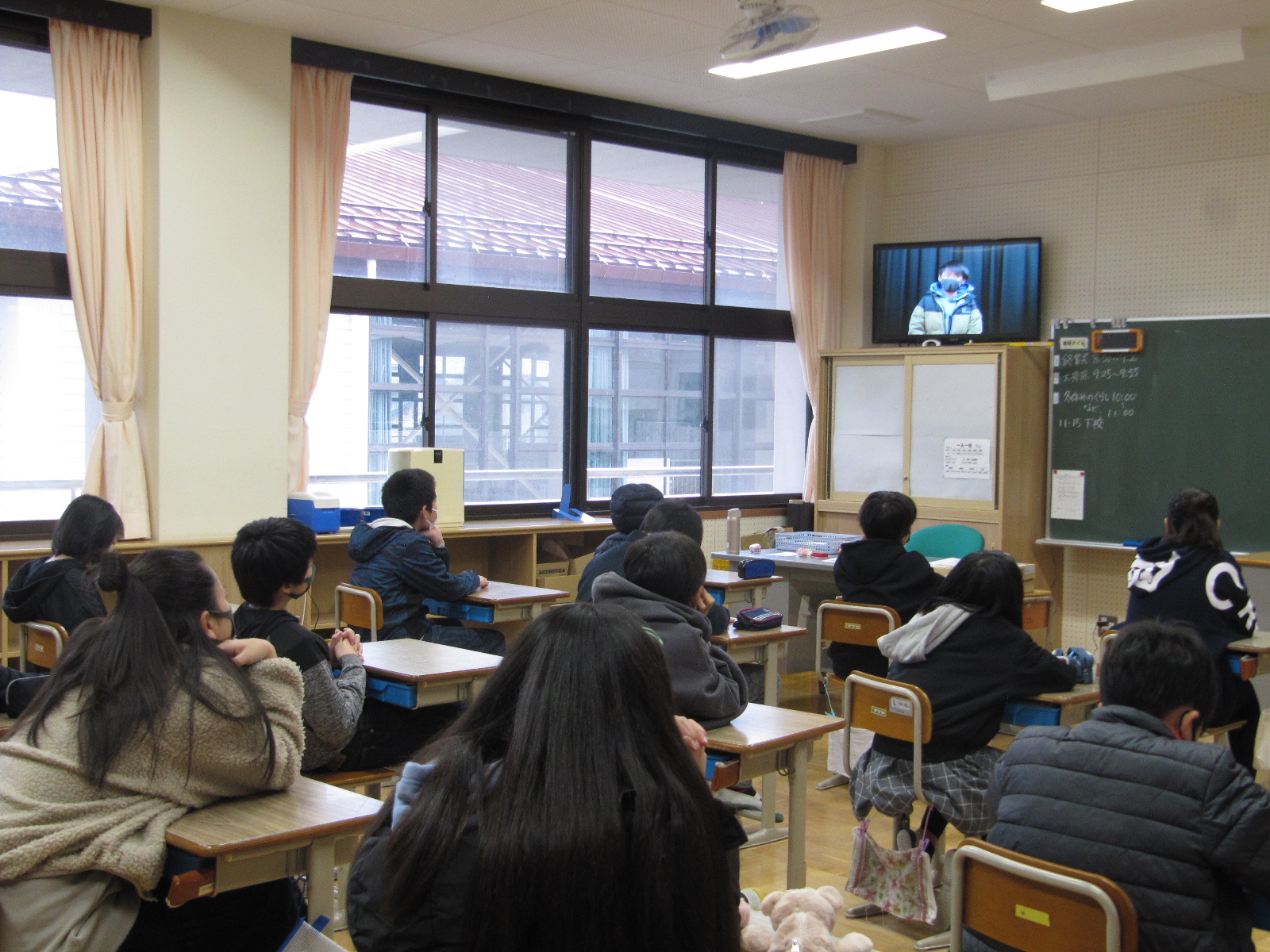 教室でテレビ放送を見る児童たち