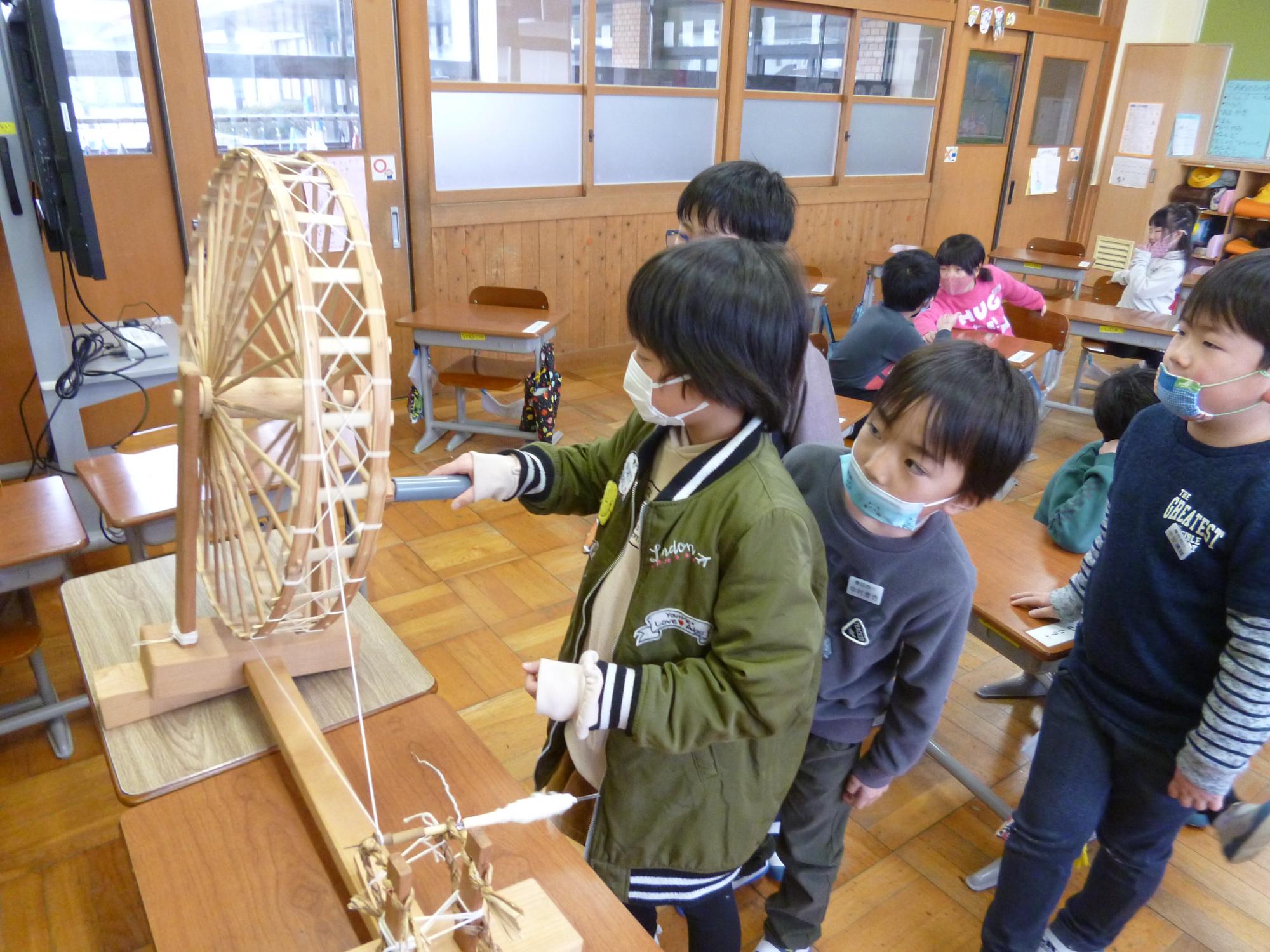 糸車を回してみる鼓動たち、みんな興味津々