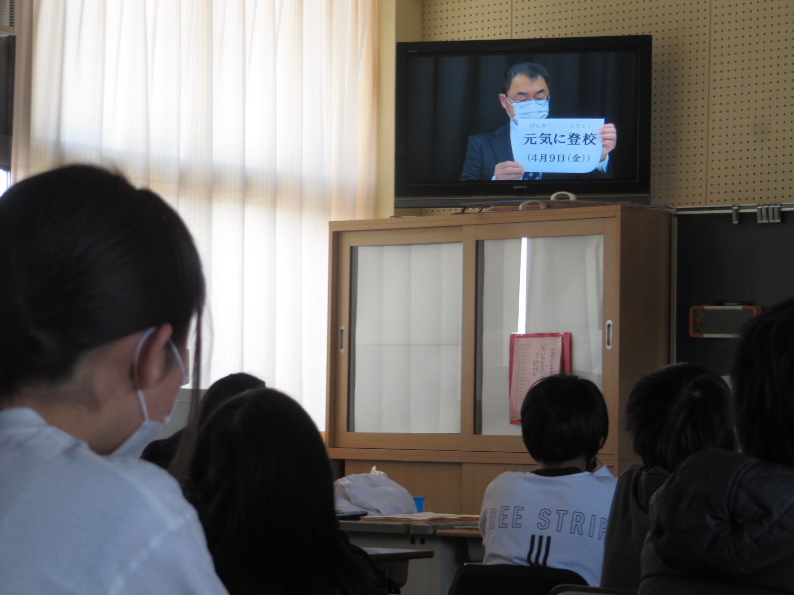 校長先生のお話を教室で聞く子どもたち