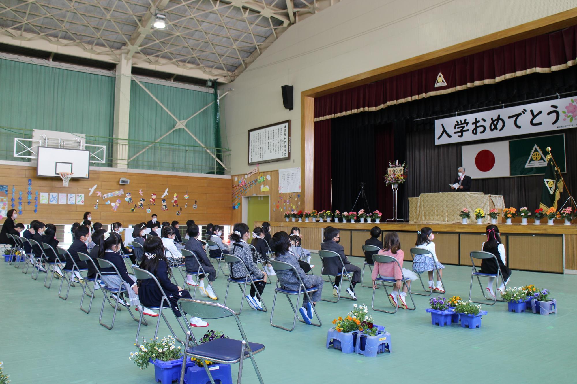 入学式のようす　みんなきちんと座って話を聞いています。