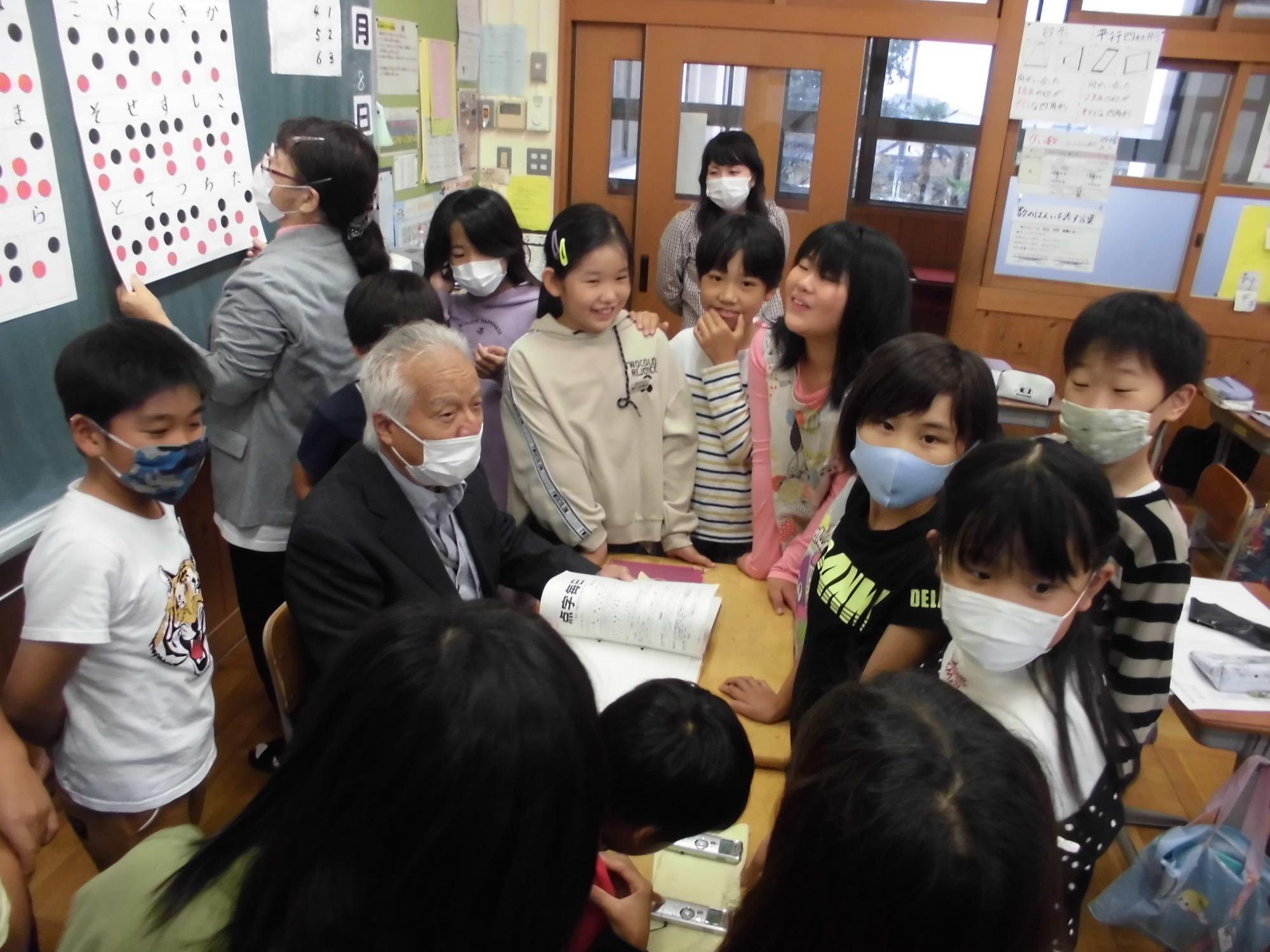 休憩時間、浅野先生の周りは子供達でいっぱい。質問攻めにあっています。