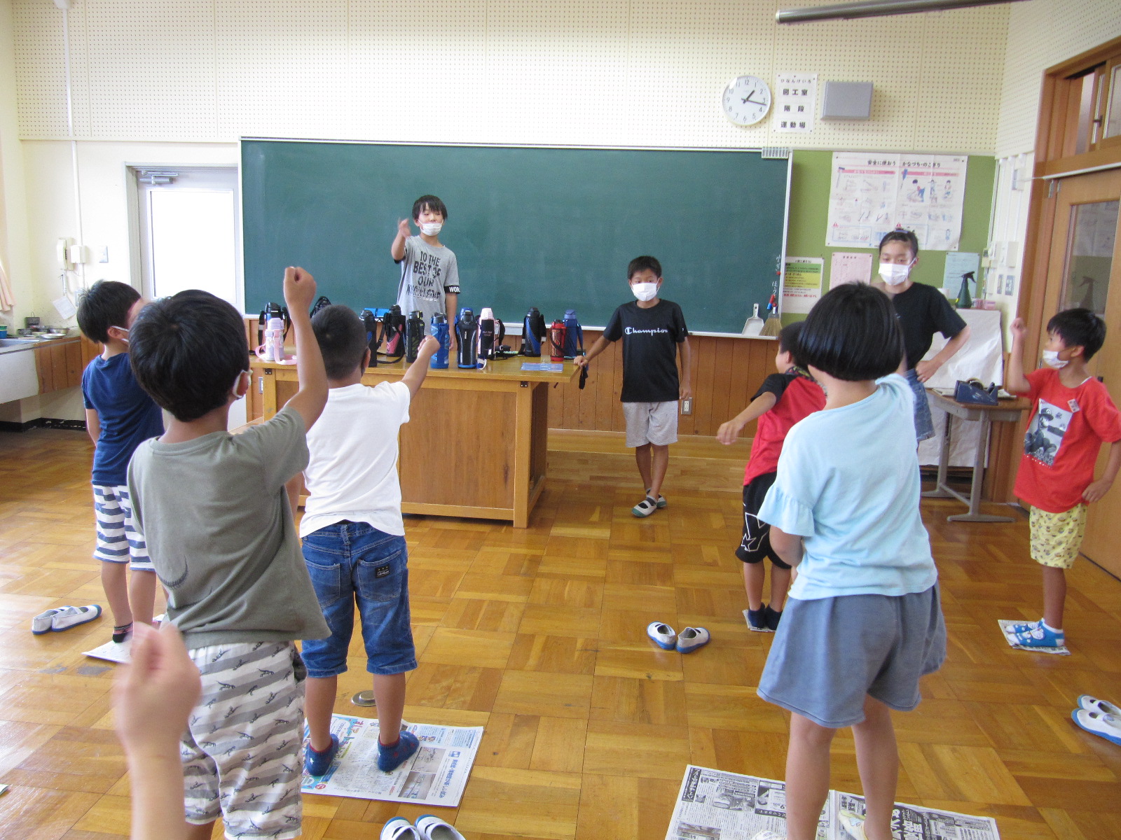 青組　図工室で新聞サバイバル