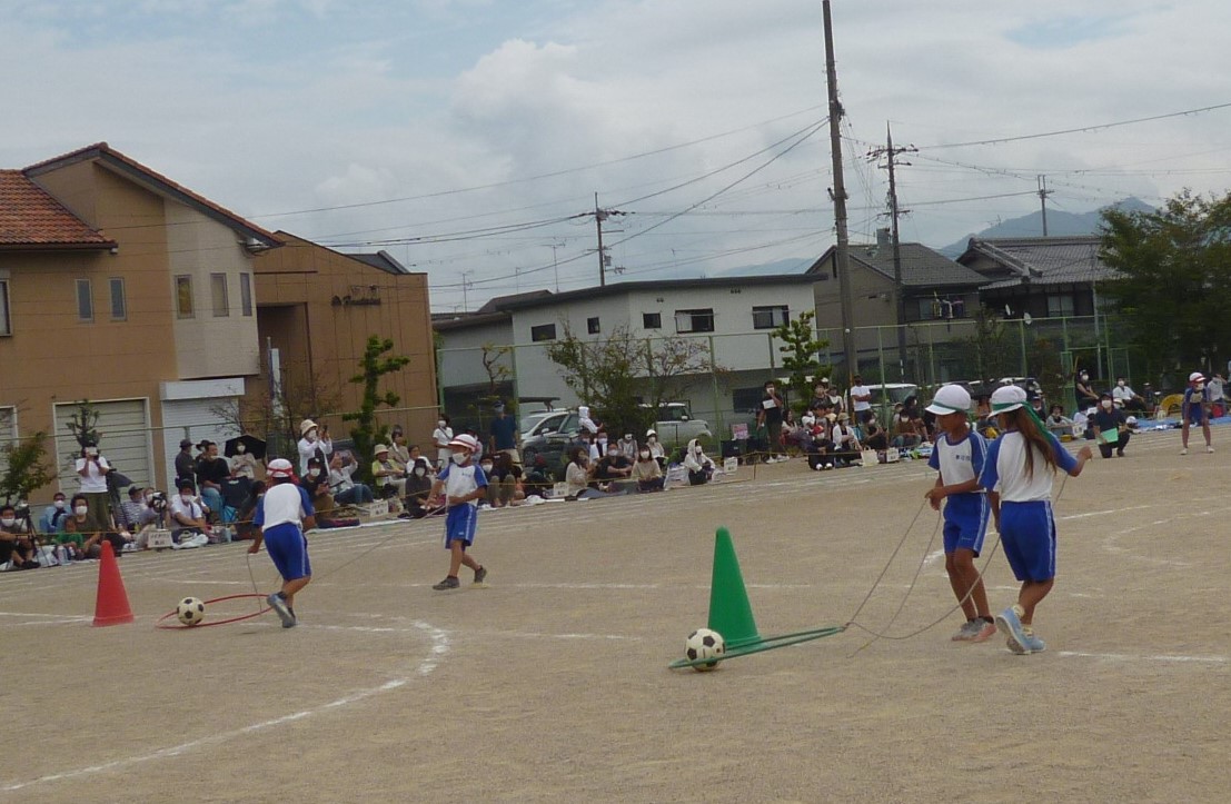 縦割り種目　フラフープに入れたボールを運ぶ