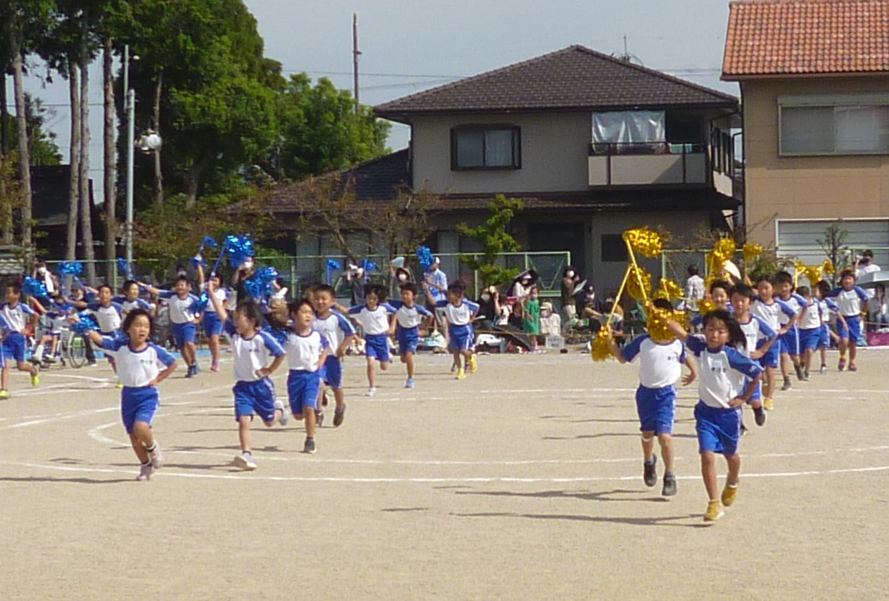 低学年団体演技「さかせようつながりの華」