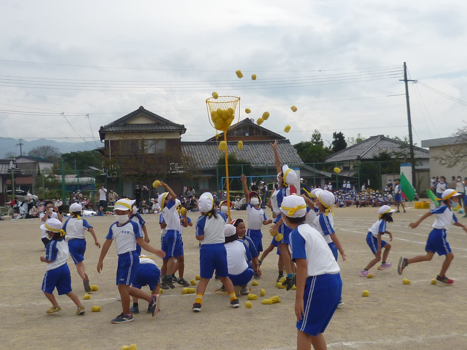 低学年　玉入れ