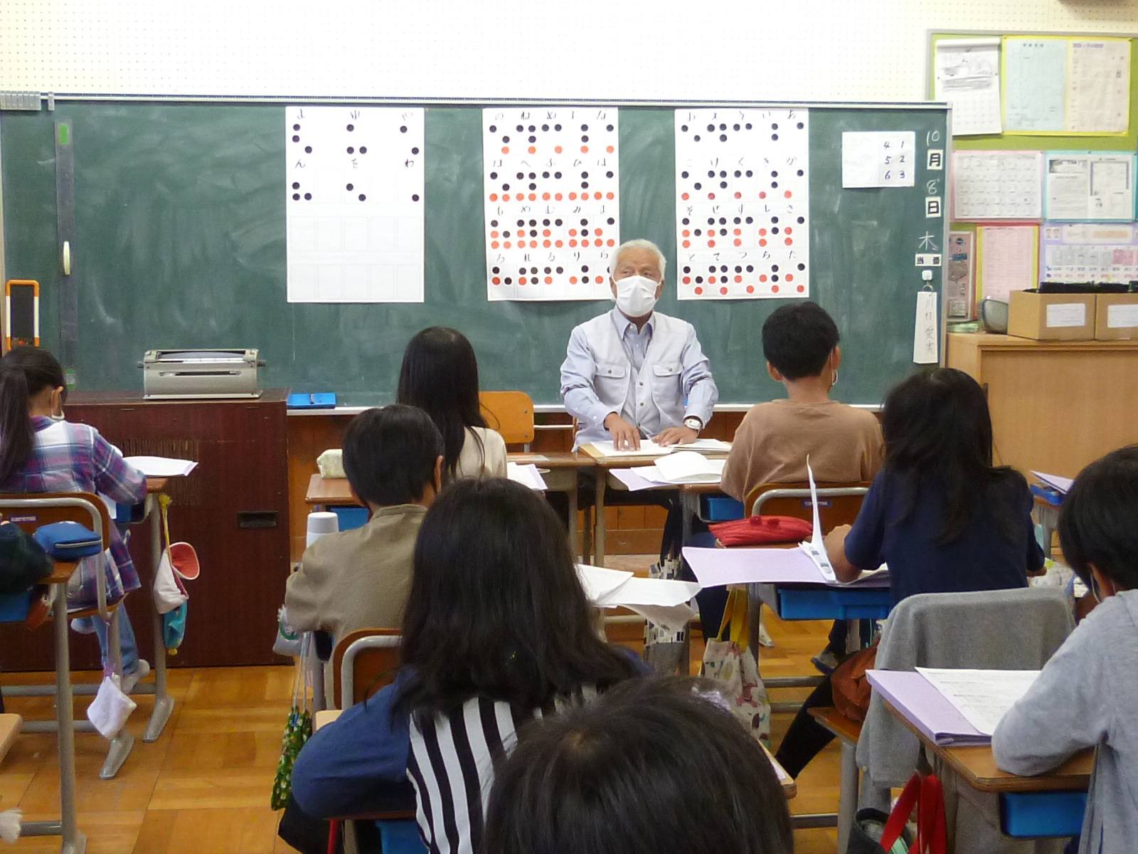 浅野先生が点字の覚え方や打ち方をみんなに説明しています。