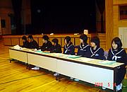 代表生徒8人が前方の机に着席している写真