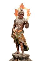 炎の光背をつけて上半身は衣服を身に着けておらず、左腕を曲げて左足を少し前に出すように立っている仏像の写真