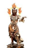 炎の光背をつけて左手の手のひらをこちらに見せるように腕を挙げている仏像の写真
