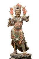 炎の光背をつけ、左手を方の位置まであげている仏像の写真