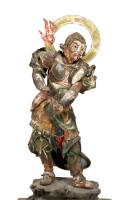 炎の光背をつけて右手を腰に当て上体を少し左側に傾けている仏像の写真