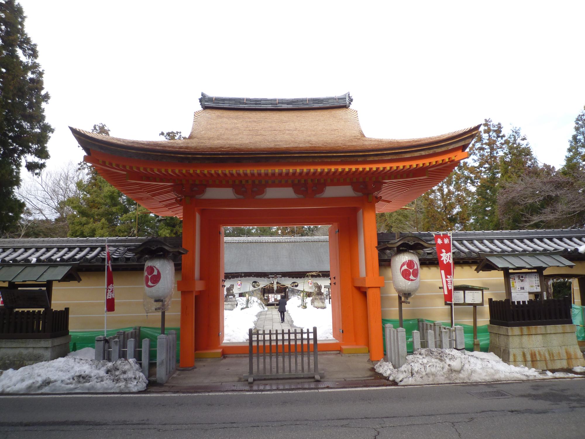 豊満神社四脚門の写真