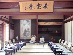 10畳の広間にお膳がたくさん並べられている竹平楼広間の写真