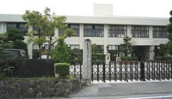 正門横にある石柱が建つ愛荘町立愛知川小学校の写真