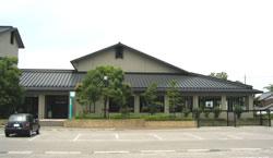 広い駐車場がある愛荘町立秦荘図書館の写真