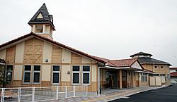 三角屋根が目立つ欧風調の秦荘幼稚園の写真