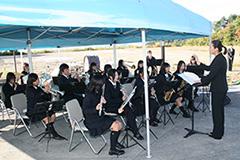 テントの中で演奏をしている滋賀県立愛知高等学校音楽コースの皆さんを斜め前から写した写真