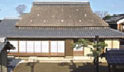 明治期の民家を復元した茅葺き屋根の郷土の偉人館・西澤眞蔵記念館の写真