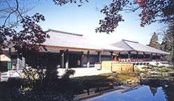 日本庭園の様な素晴らい庭と池がある愛荘町立歴史文化博物館の写真