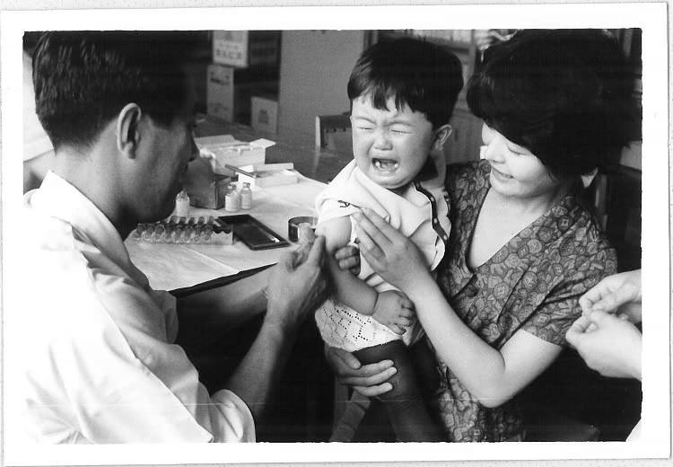 日本脳炎の予防接種於公民館(昭和42年7月6日)