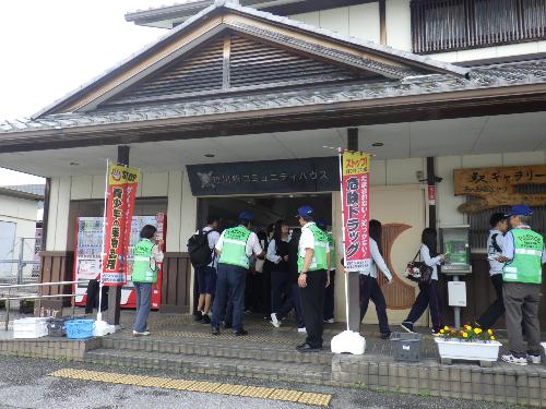 駅を利用する多くの青少年に声をかけました。
