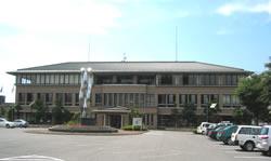 きれいに整備された広い敷地に建つ庁舎前の丸い花壇とオブジェが目立つ愛知川庁舎の写真